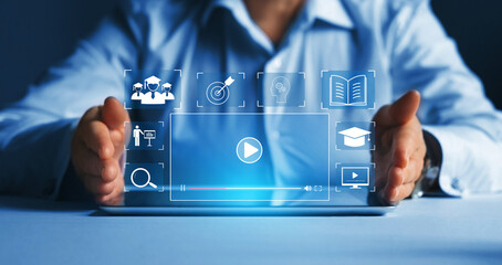 《当世界年纪还小的时候》告诉了我们什么道理？